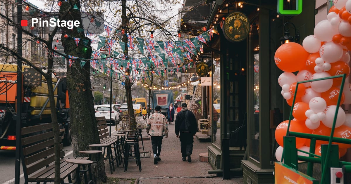 Bunting vs Advertising Flags: Which Outdoor Display to Choose